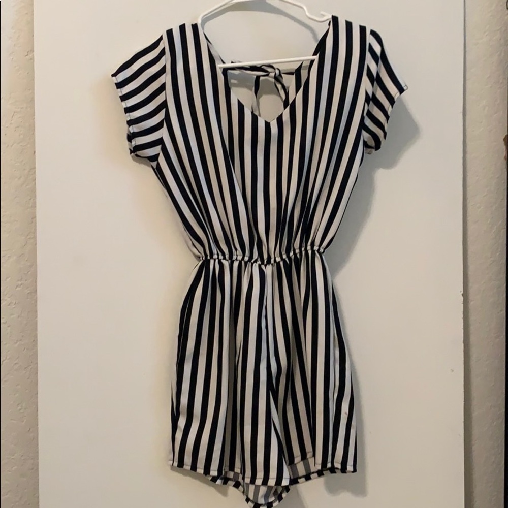Tie back Black and white romper